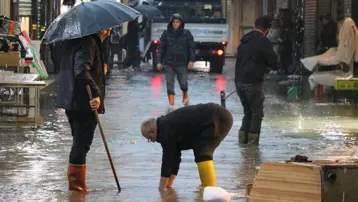 İzmir'de sağanak ve fırtına: Caddeler göle döndü, ağaçlar devrildi