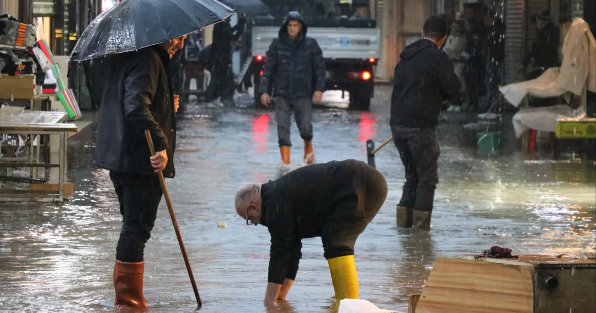 İzmir'de sağanak ve fırtına: Caddeler göle döndü, ağaçlar devrildi