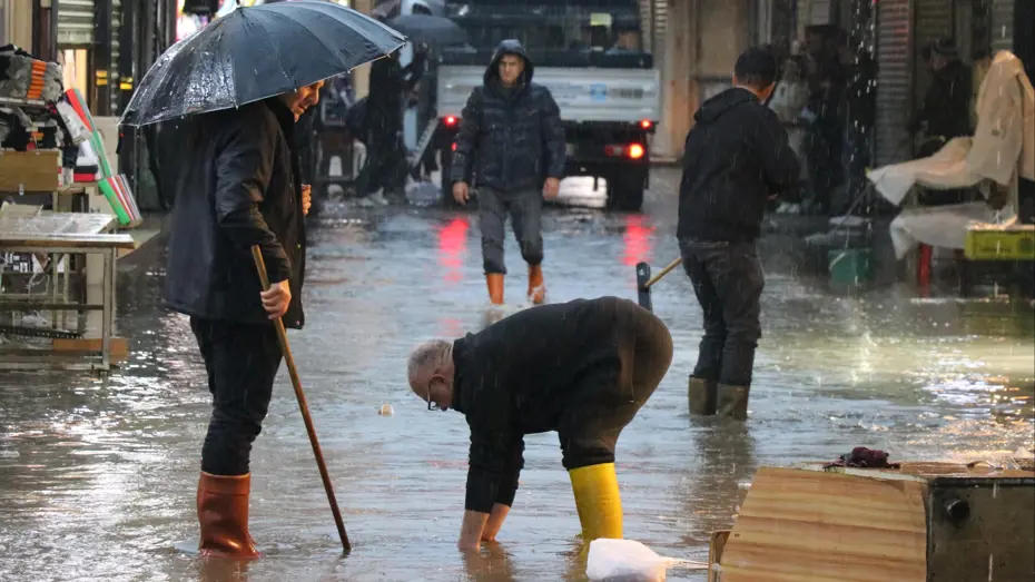 İzmir'de sağanak ve fırtına: Caddeler göle döndü, ağaçlar devrildi