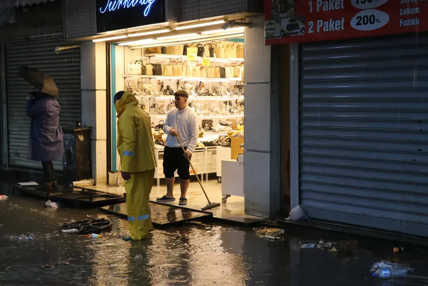 İzmir'de sağanak ve fırtına: Caddeler göle döndü, ağaçlar devrildi 6 İzmir'de sağanak ve fırtına: Caddeler göle döndü, ağaçlar devrildi 6