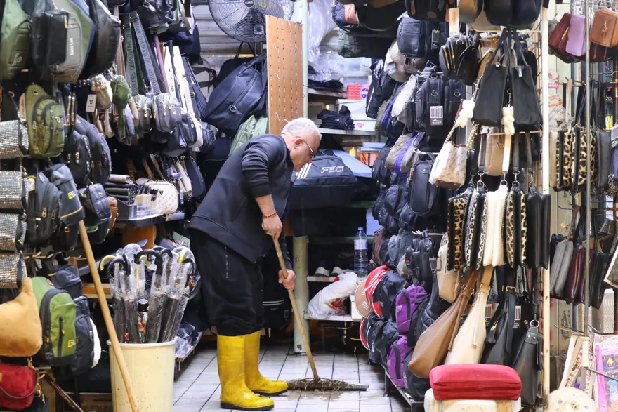 İzmir'de sağanak ve fırtına: Caddeler göle döndü, ağaçlar devrildi 3 İzmir'de sağanak ve fırtına: Caddeler göle döndü, ağaçlar devrildi 3