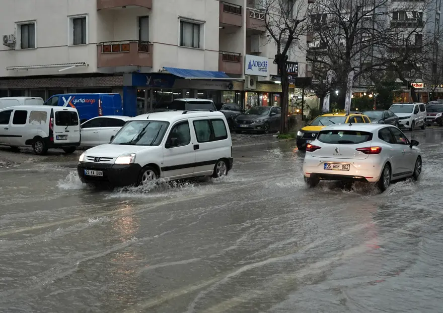 İzmir'de sağanak ve fırtına: Caddeler göle döndü, ağaçlar devrildi İzmir'de sağanak ve fırtına: Caddeler göle döndü, ağaçlar devrildi