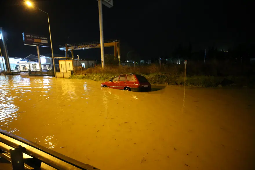 Aydın'da fırtına, sel, dolu. Deniz suyu bulvarla birleşti 