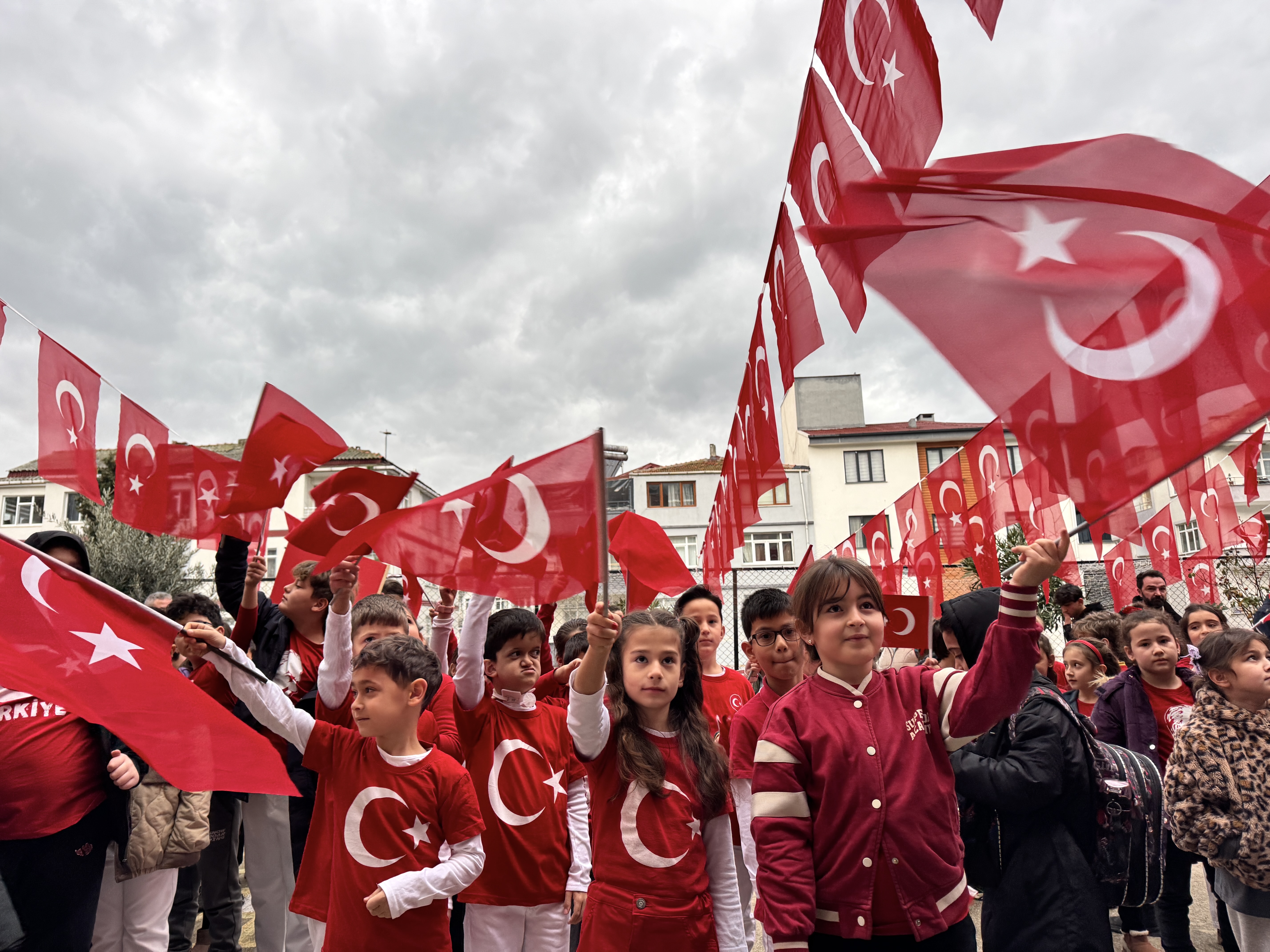 Yarıyıl sonrası ilk ders zili çaldı. İlk ders: Bayrak sevgisi