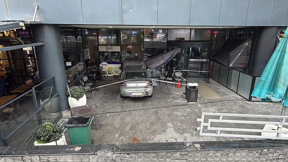 Tekirdağ'da otomobil alışveriş merkezine girdi