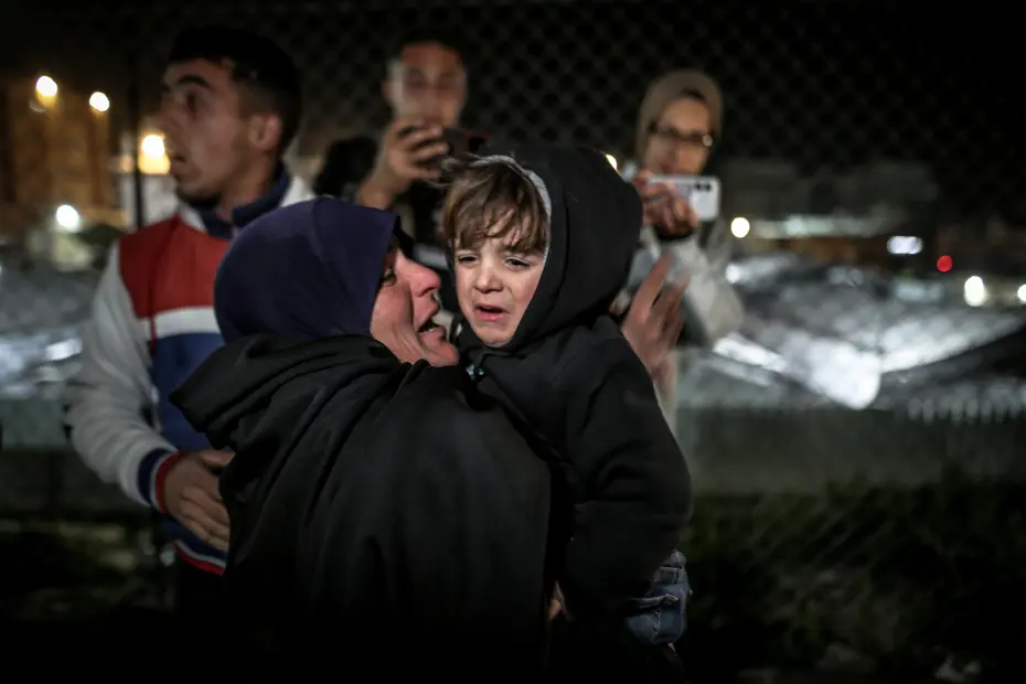 Refah'ta geçişler başladı. 2 buçuk yılın ardından evlerine dönen Filistinliler aileleri ile buluştu