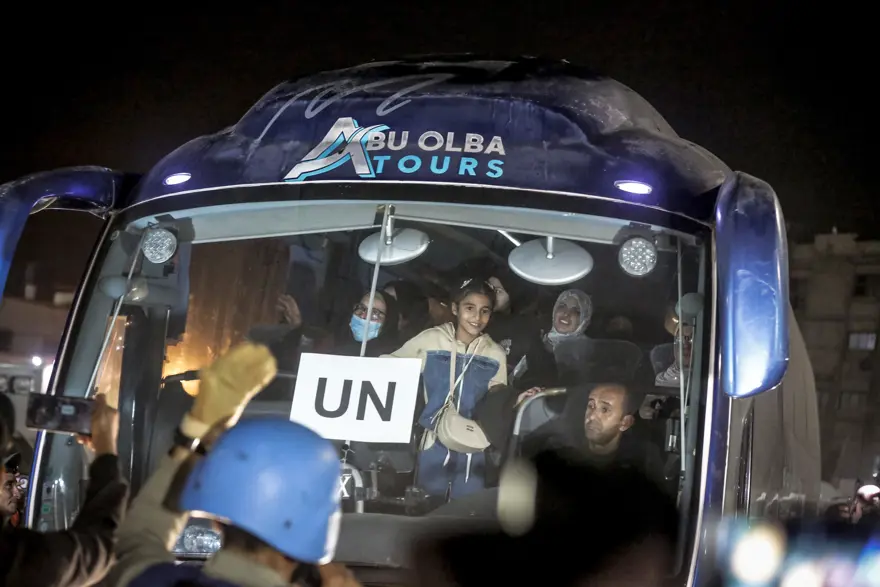 Refah'ta geçişler başladı. 2 buçuk yılın ardından evlerine dönen Filistinliler aileleri ile buluştu 