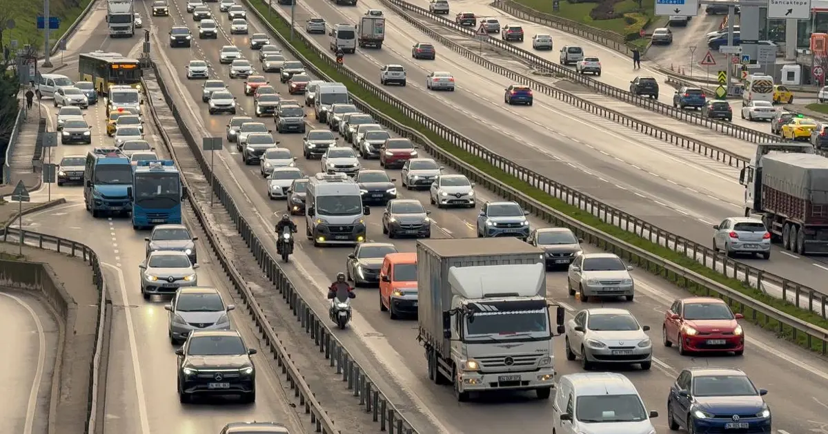İstanbul'da sabah trafiği. Anadolu Yakası'nda araçlar adım adım ilerliyor