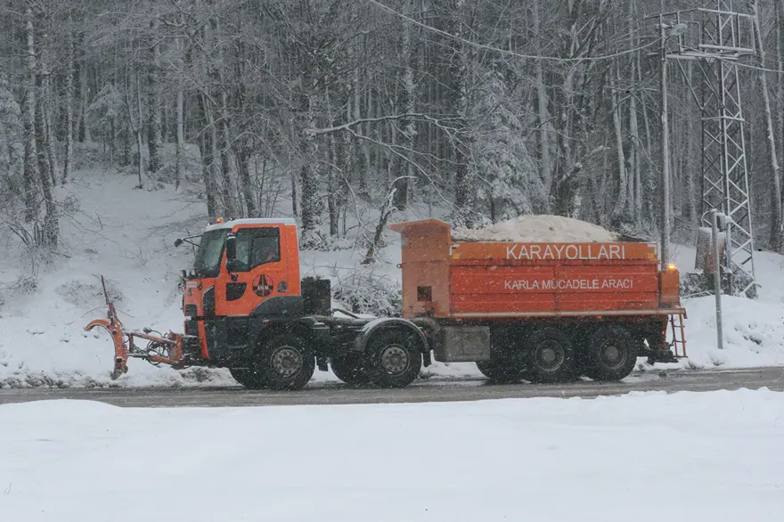 Bolu Dağı geçişinde kar etkili oluyor Bolu Dağı geçişinde kar etkili oluyor