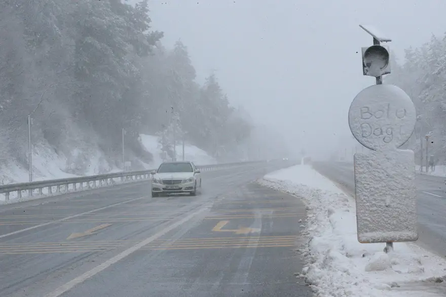 Bolu Dağı geçişinde kar etkili oluyor 2 Bolu Dağı geçişinde kar etkili oluyor 2