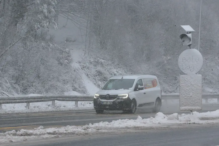 Bolu Dağı geçişinde kar etkili oluyor 1 Bolu Dağı geçişinde kar etkili oluyor 1
