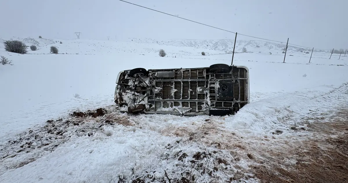 Öğrenci servisi devrildi: 10 yaralı