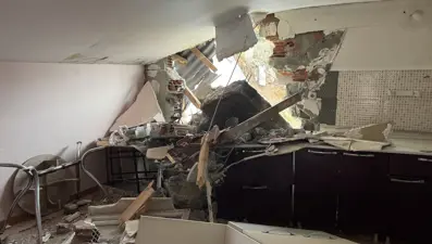 Kocaeli'de yıkılan istinat duvarı eve zarar verdi. 2 bina tedbiren boşaltıldı