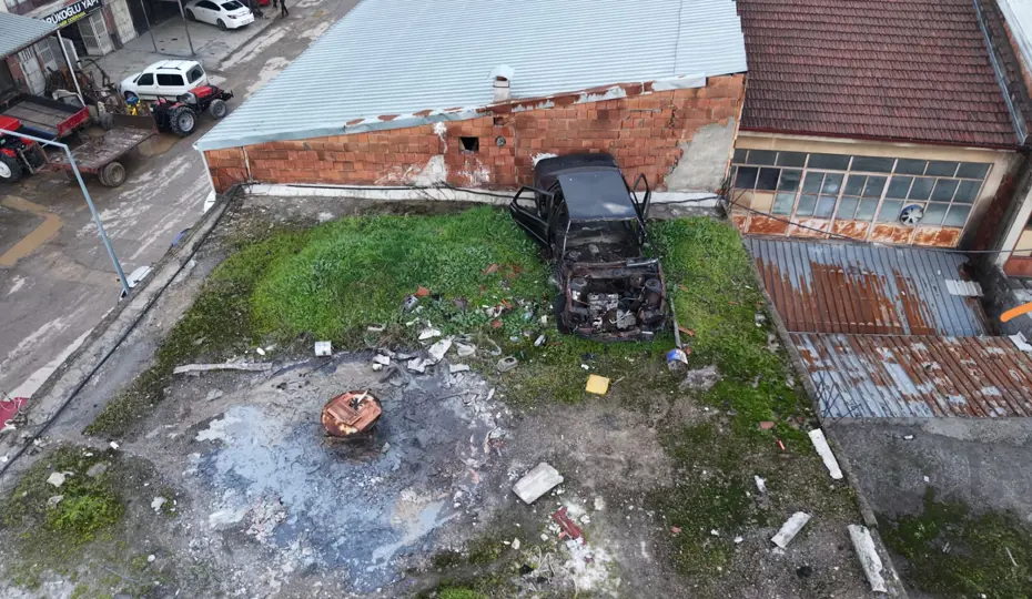 Çatı akıyor diye yukarı çıktı, araba buldu!