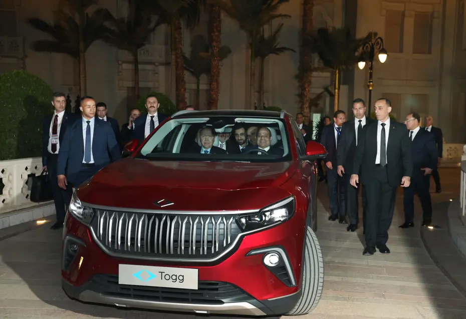 Cumhurbaşkanı Erdoğan, Sisi'ye Togg hediye etti
