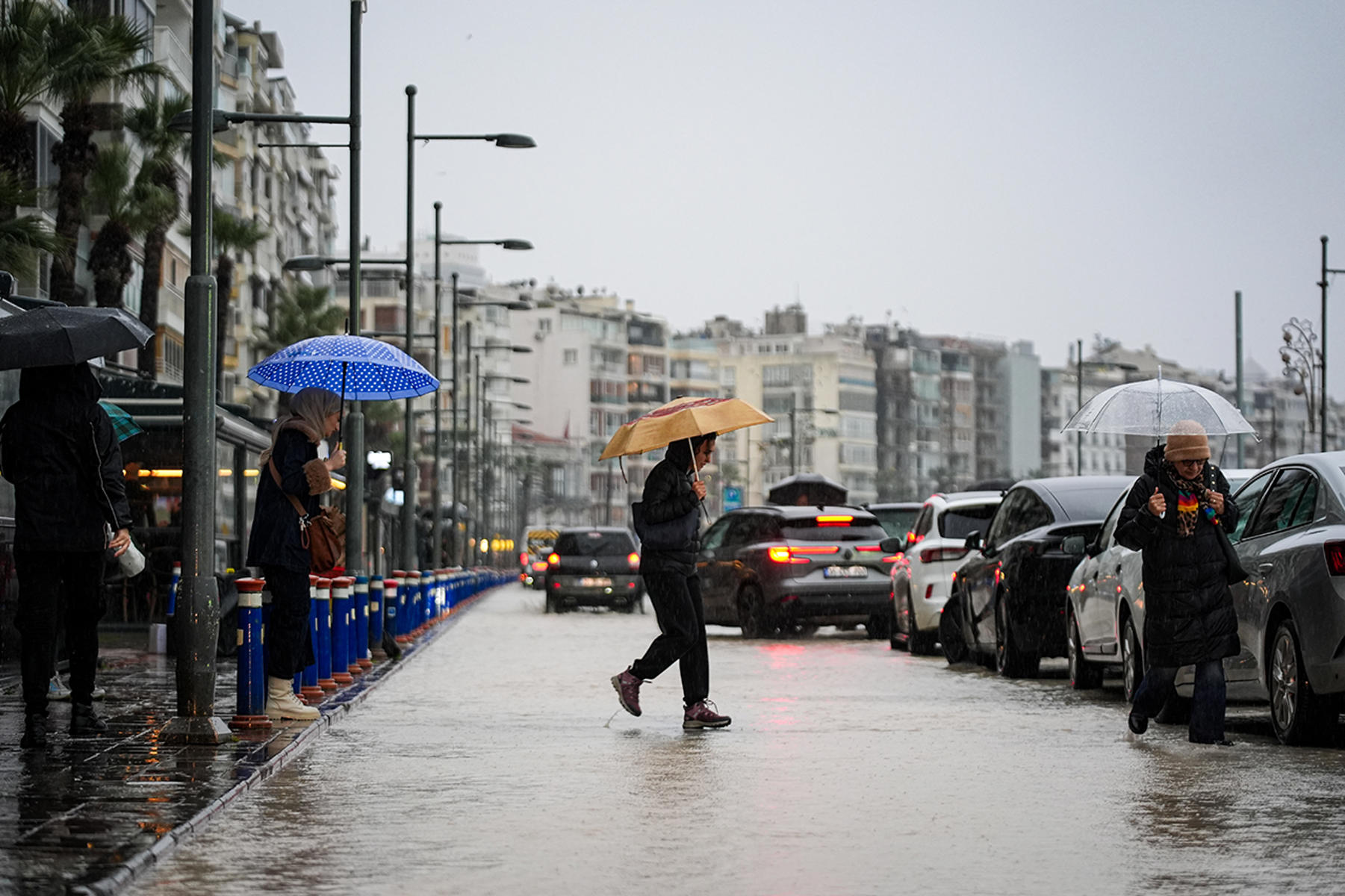 Yağmurlu bir sokak görüntüsü