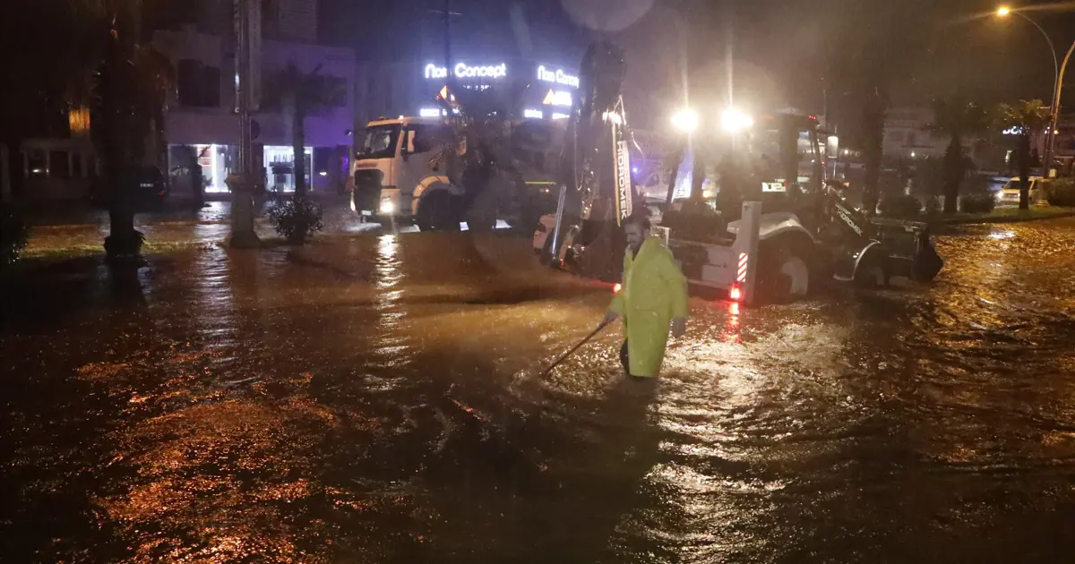 Bodrum ve Marmaris'te sel. Aracıyla suya kapılan kişi hayatını kaybetti