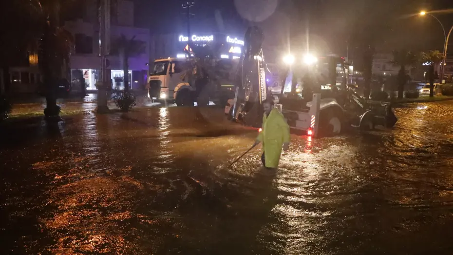 Bodrum ve Marmaris'te sel. Aracıyla suya kapılan kişi hayatını kaybetti