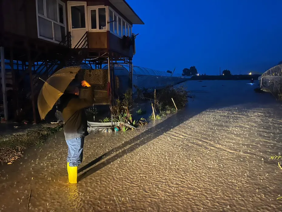 Antalya'da şiddetli sağanak. Hortum çıktı, elektrikler kesildi