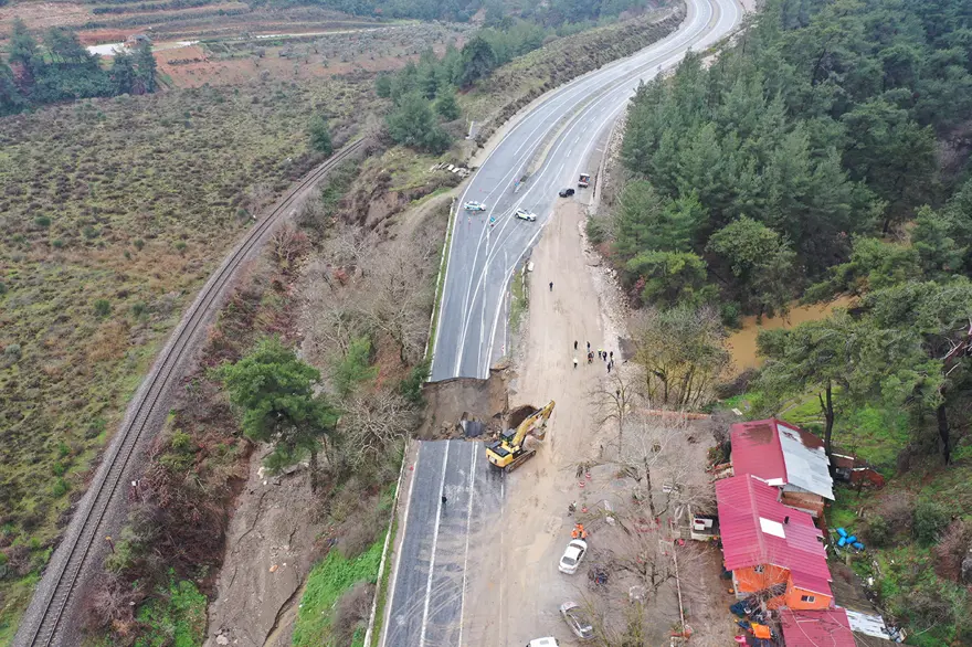 İzmir'de şiddetli sağanak. Selçuk-Aydın karayolunda çökme 1