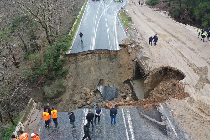 İzmir'de şiddetli sağanak. Selçuk-Aydın karayolunda çökme 2