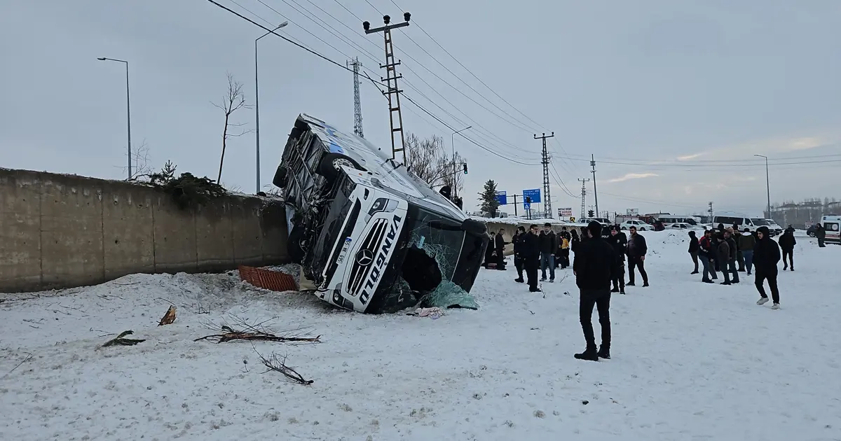 Ağrı'da yolcu otobüsü devrildi. Çok sayıda yaralı var