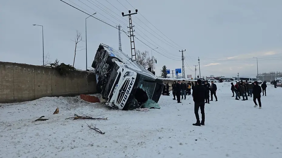 Ağrı'da yolcu otobüsü devrildi. Çok sayıda yaralı var