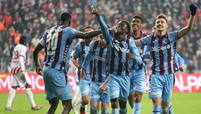 Karadeniz derbisinde kazanan Trabzonspor. Samsunspor'u 3 golle geçtiler