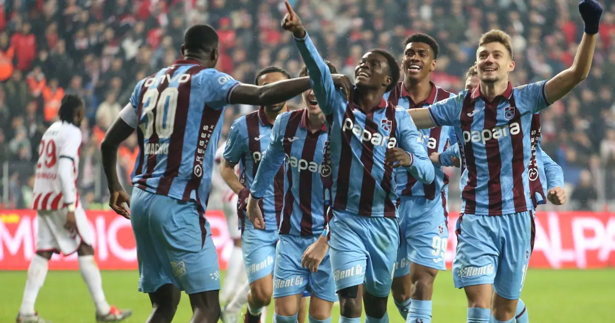 Karadeniz derbisinde kazanan Trabzonspor. Samsunspor'u 3 golle geçtiler