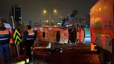 İstanbul'da ambulans takla attı