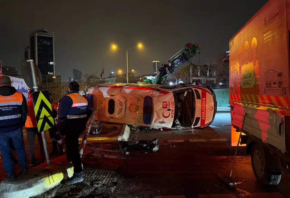 İstanbul'da ambulans takla attı