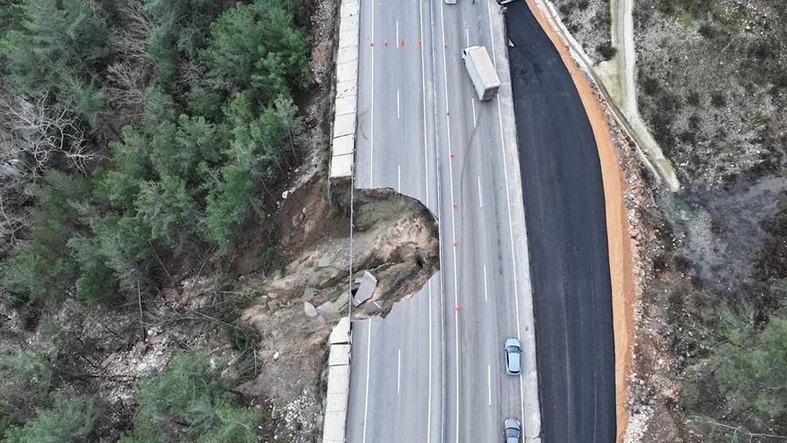 Antalya'da heyelan sonucu yol çöktü. Kara yolu ulaşıma kapatıldı 