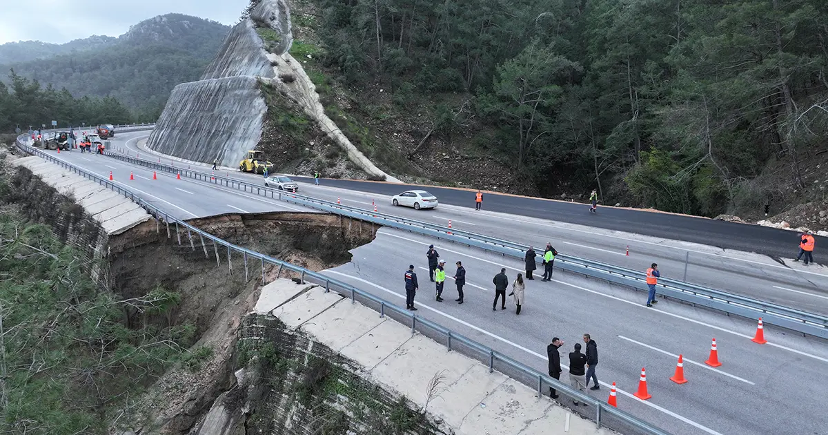 Antalya'da heyelan sonucu yol çöktü. Kara yolu ulaşıma kapatıldı