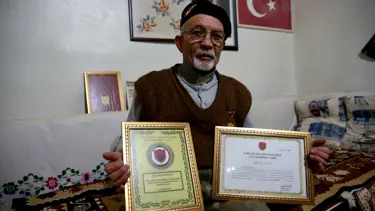 77 bin metrekare arsasını TSK için bağışladı. Berat ve madalyasına gözü gibi bakıyor