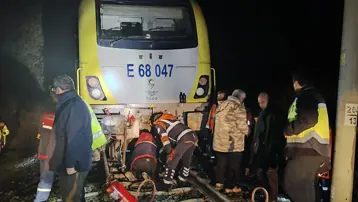 Düşen kaya treni raydan çıkardı, yolcular otobüslerle nakledildi