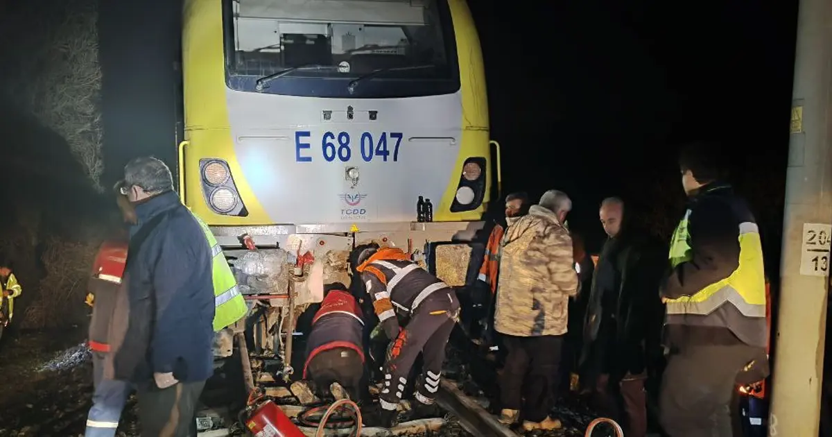 Düşen kaya treni raydan çıkardı, yolcular otobüslerle nakledildi