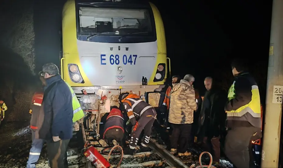 Düşen kaya treni raydan çıkardı, yolcular otobüslerle nakledildi