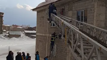 Kar temizlerken çatıda asılı kalan kişiyi ekipler kurtardı