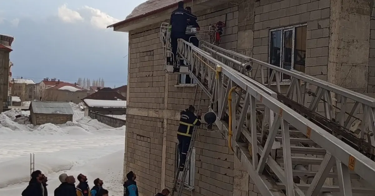 Kar temizlerken çatıda asılı kalan kişiyi ekipler kurtardı
