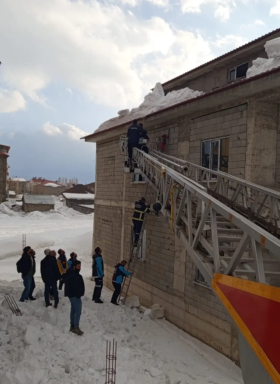 Kar temizlerken çatıda asılı kalan kişiyi ekipler kurtardı