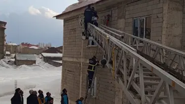 Kar temizlerken çatıda asılı kalan kişiyi ekipler kurtardı
