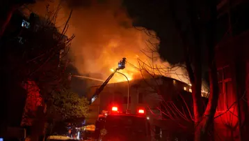 Üsküdar'da 7 katlı metruk binada yangın