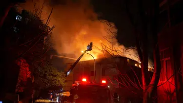 Üsküdar'da 7 katlı metruk binada yangın