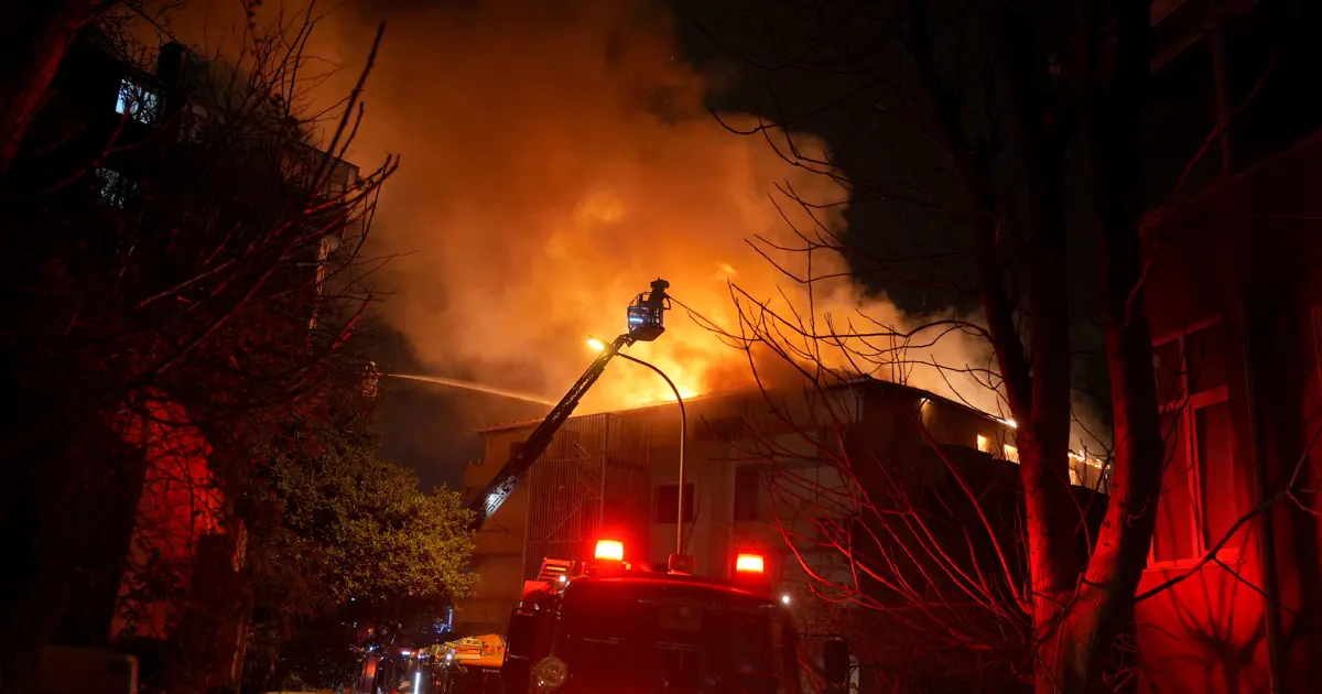 Üsküdar'da 7 katlı metruk binada yangın