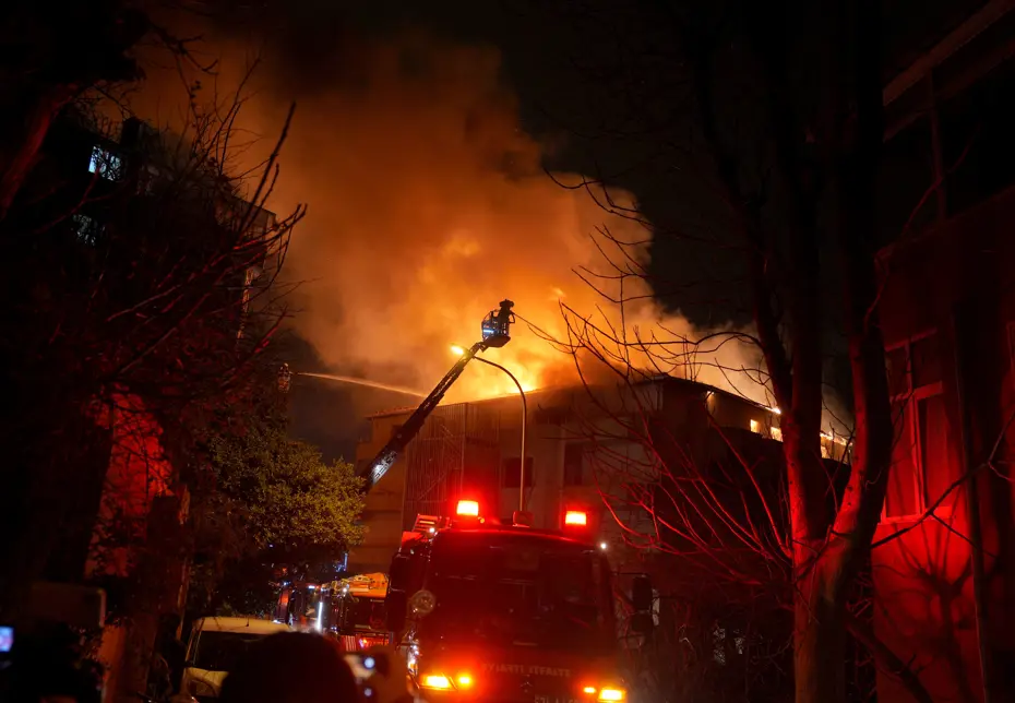 Üsküdar'da 7 katlı metruk binada yangın