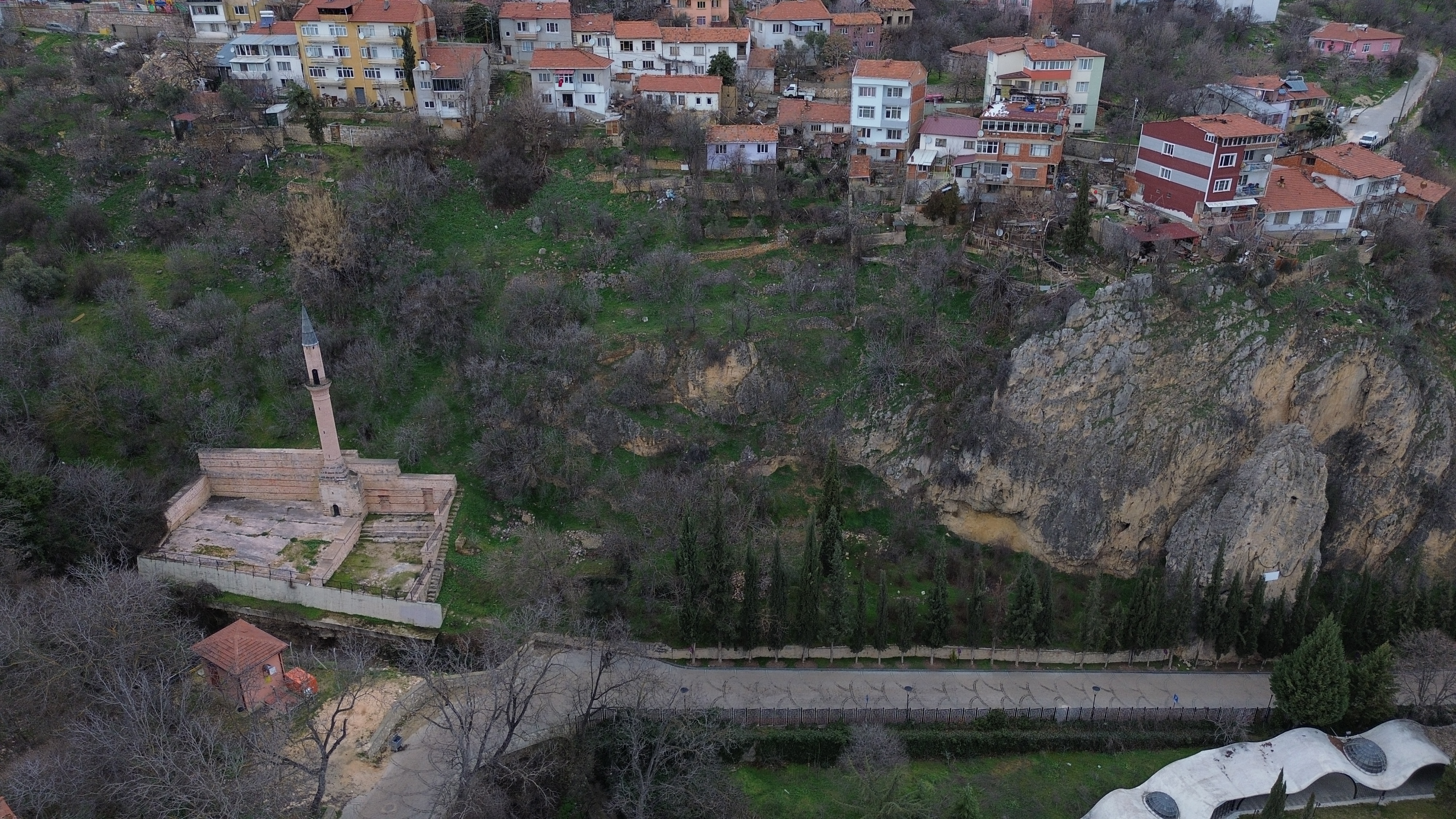 Yunanlar tarafından yıkıldığı söyleniyordu. Osman Gazi'nin evinin izlerine rastlandı