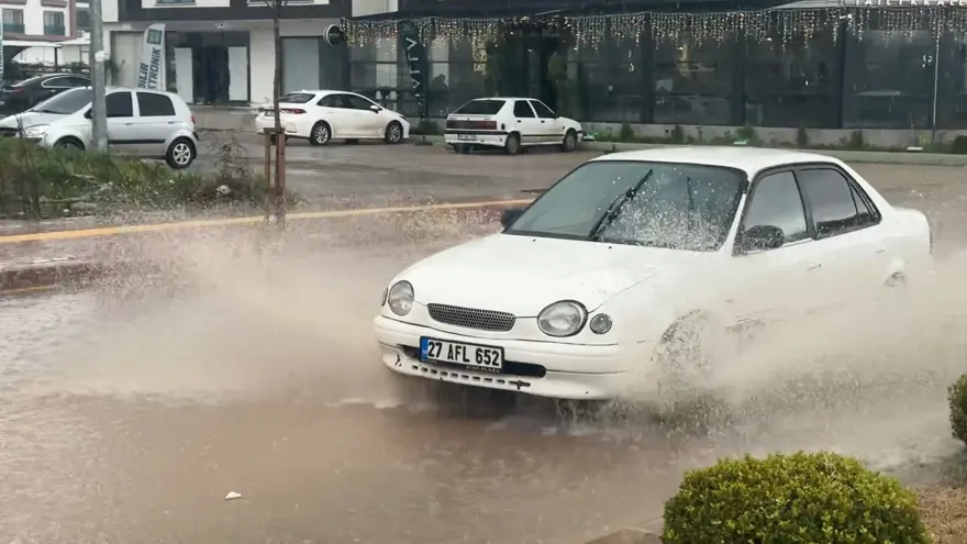 Sarı kodlu uyarının ardından İzmir ve Osmaniye'de yollar göle döndü, trafiği kilitlendi 2