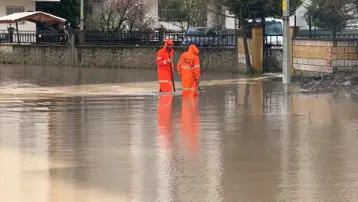 Sarı kodlu uyarının ardından yollar göle döndü, trafik kilitlendi