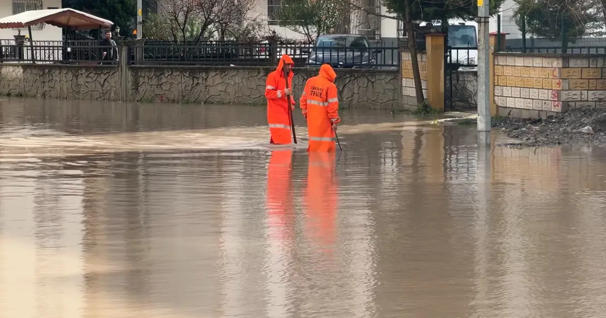 Sarı kodlu uyarının ardından İzmir ve Osmaniye'de yollar göle döndü, trafik kilitlendi