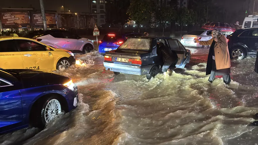 Sağanak Ege ve Akdeniz'i vurdu. Yollar göle döndü, evleri su bastı 